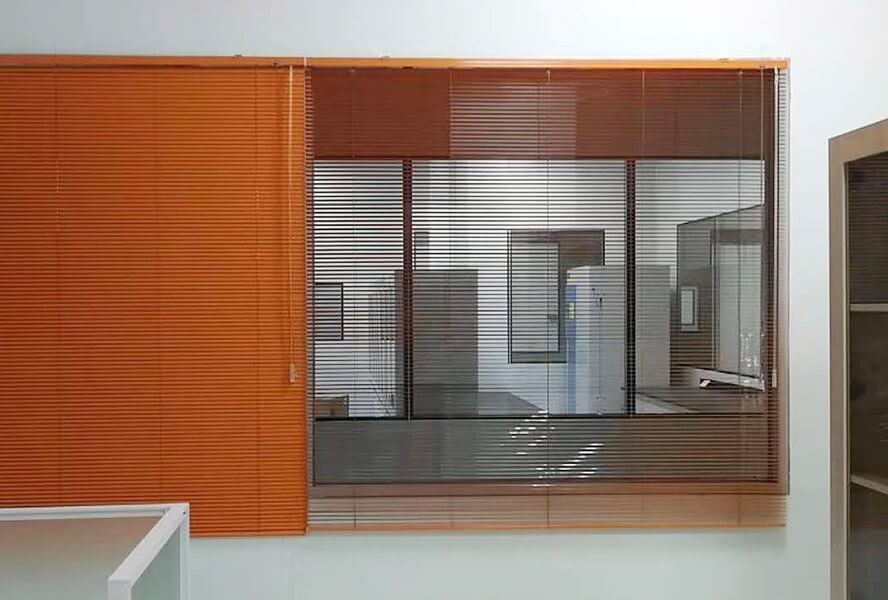 北京办公室遮阳如何节能：安装百叶窗、柔纱帘、卷帘、窗帘来解决